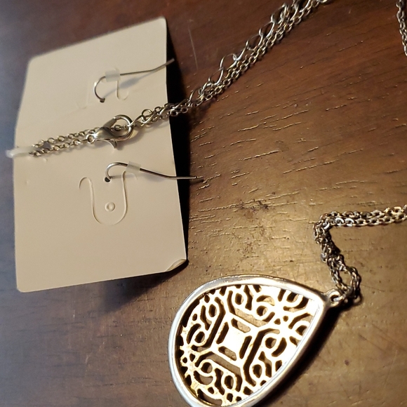 Openwork set earrings & necklace - Picture 5 of 9